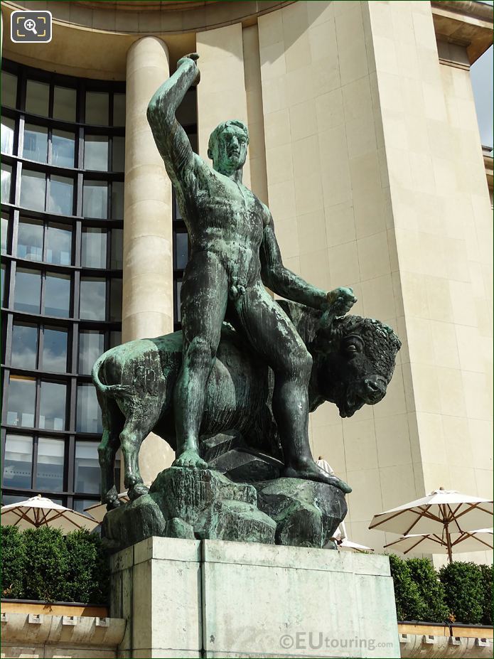 Hercule et le Taureau statue located at Palais Chaillot