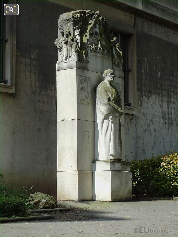Monument to Paul Adam in Jardins du Trocadero