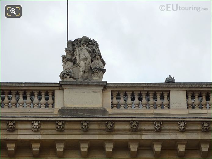 Top facade Aile en Retour Mollien and L'Art Grec statue