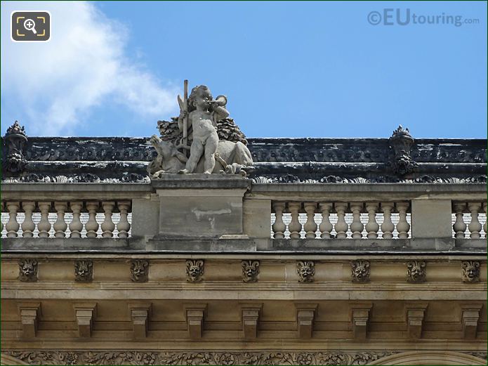 West facade of Aile Henri II and La Chasse statue