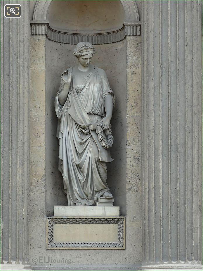 Reconnaissance statue with laurel wreath, Aile Sud, Musee du Louvre