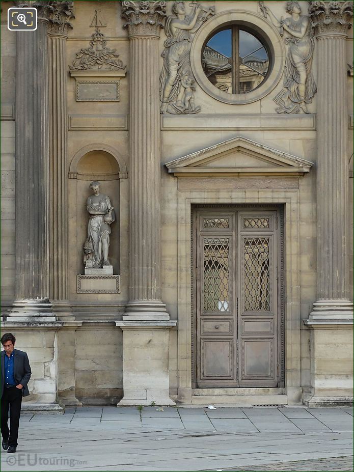 East facade Aile Lemercier with L’Orfevrerie statue in niche