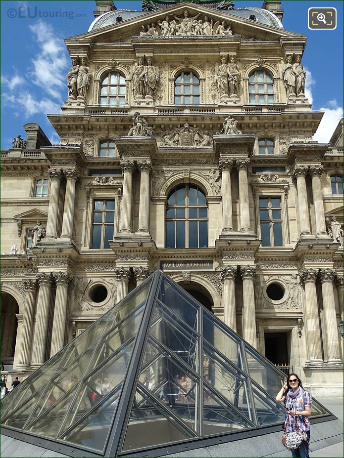 Pavillon Richelieu, La Justice et La Fraternite sculpture