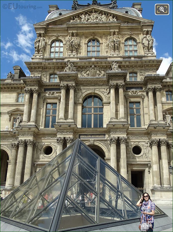 Pavillon Richelieu S facade, La Prudence et La Force