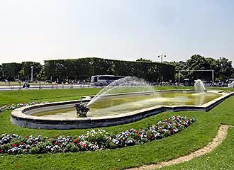 Central water fountain at Champ de Mars