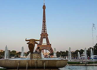 Eiffel Tower Taureau et Daim