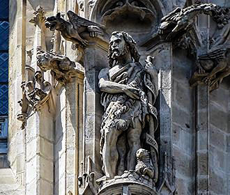 Statues on the side of Tour Saint-Jacques