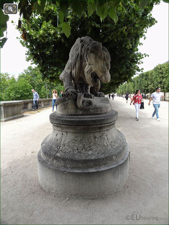 Statue at Terrasse du Bord de l'Eau in Jardin des Tuileries looking NW