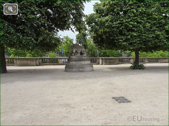 View SSW of Terrasse du Bord de l'Eau and parapet, Jardin des Tuileries