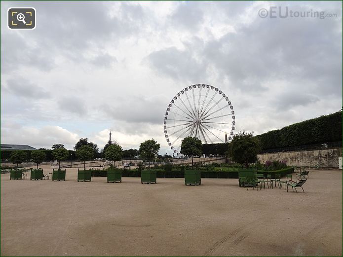 Roseraie Nord garden in Jardin des Tuileries looking West