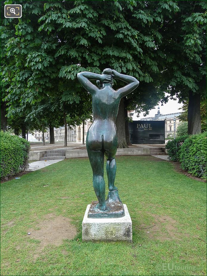 Baigneuse se Coiffant statue, Jardin du Carrousel, Tuileries Gardens looking SSE