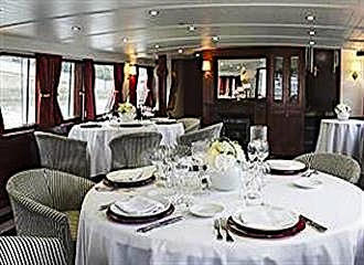 Yachts de Paris dining tables