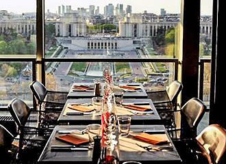 58 Tour Eiffel outside window table