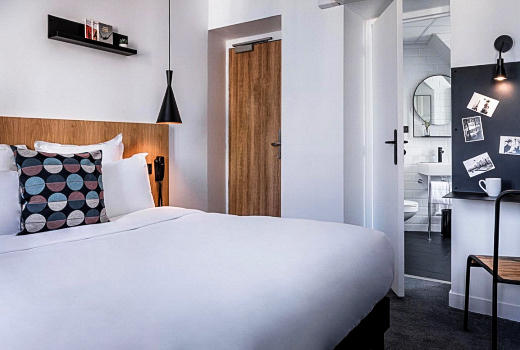 9Hotel Bastille-Lyon double bed and bathroom