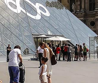 Musee du Louvre Pyramid entrance