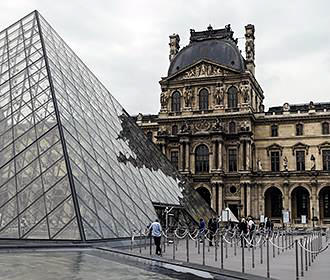 Musee du Louvre Cour Napoleon