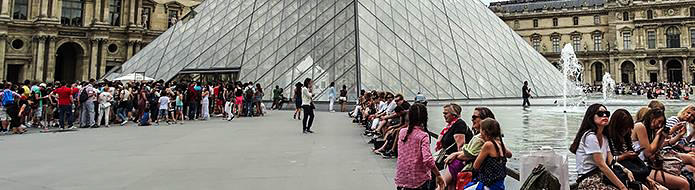 Musee du Louvre tourists queuing