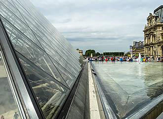 Musee du Louvre pyramid water feature