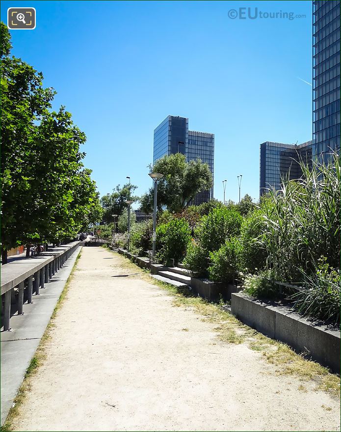 Allee Arthur Rimbaud near Passerelle Simone de Beauvoir