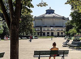 Avenue des Champs Elysees Gardens