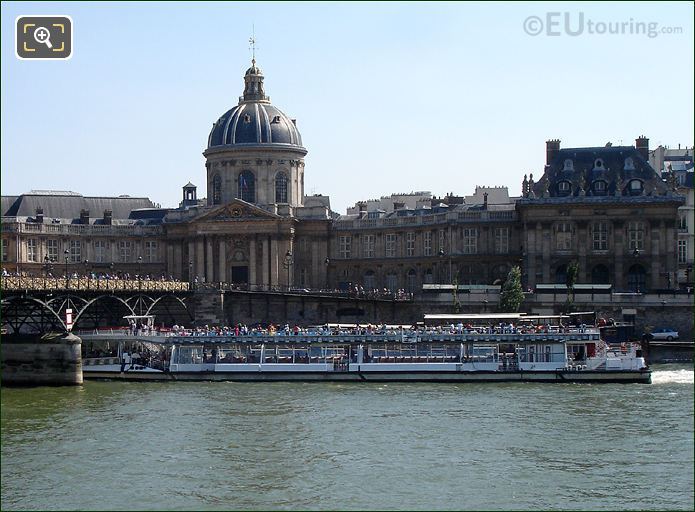 Bateaux Mouches boat at the Pont des Arts