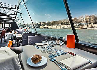 Bateaux Parisiens window table