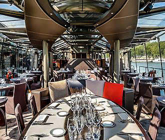 Bateaux Parisiens tables onboard