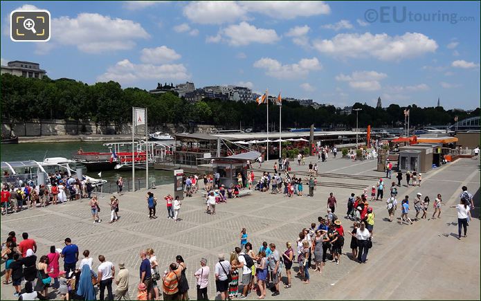 Quay with pontoons for Bateaux Parisiens fleet