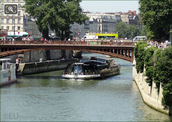 Bateaux Parisiens passing Pont au Double