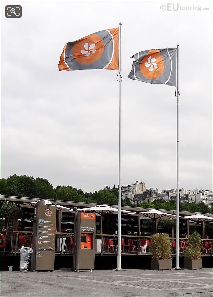 Bateaux Parisiens restaurant and ticket machines