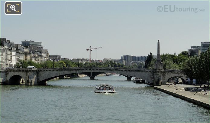 Batobus in front of Pont de la Tournelle