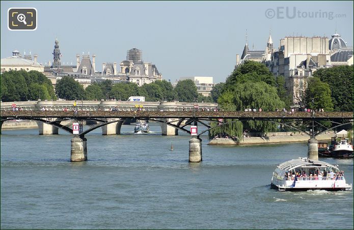 Batobus boat going towards the Pont des Arts