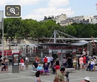 Batobus Eiffel Tower station