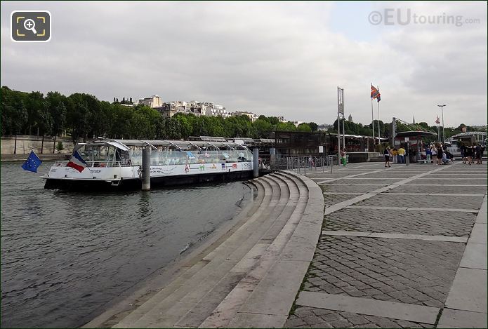 Batobus boat flying European and French flags