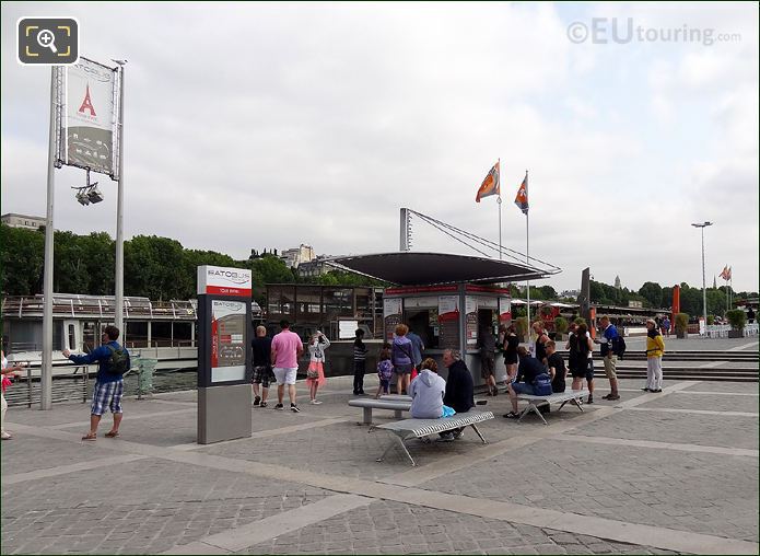 People buying tickets and waiting for next Batobus