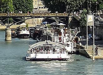 Batobus Pont des Arts stop