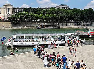 Batobus tourist queuing