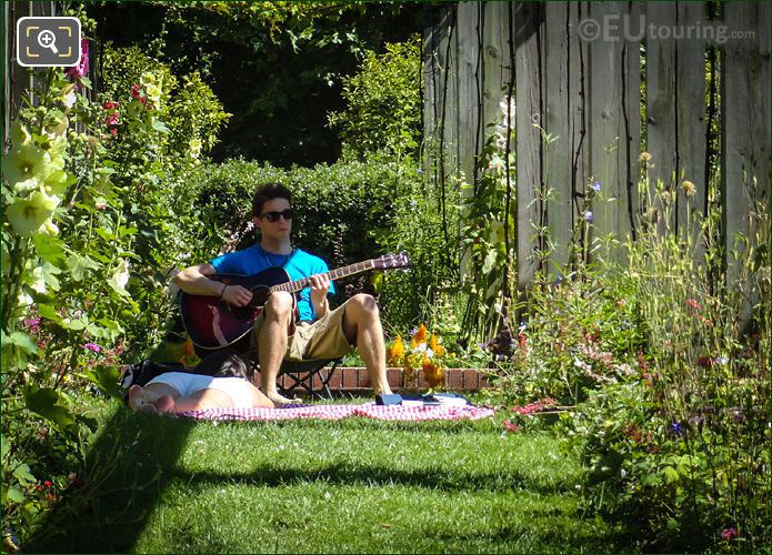 Bercy Park Les Treilles guitar playing