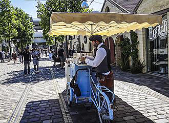 Mobile food vendor in Bercy Village