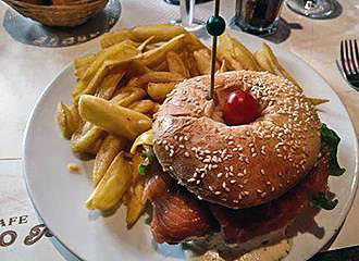 Cafe Marco Polo burger