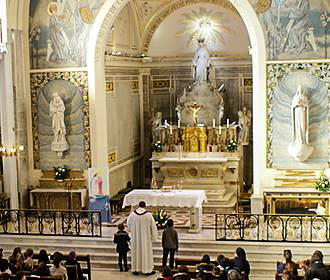 Alter inside Chapelle Notre Dame de la Medaille Miraculeuse
