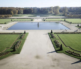 Chateau de Fontainebleau square fountain