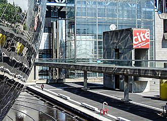 Raised walkway for Cite des Sciences et de l’Industrie