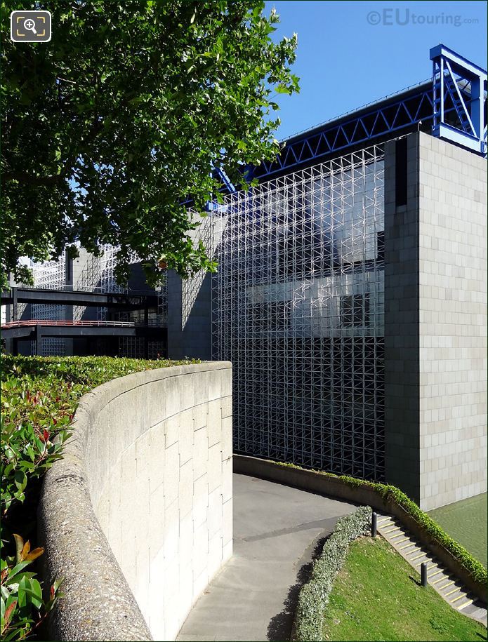 Cite des Sciences trellis web cladding