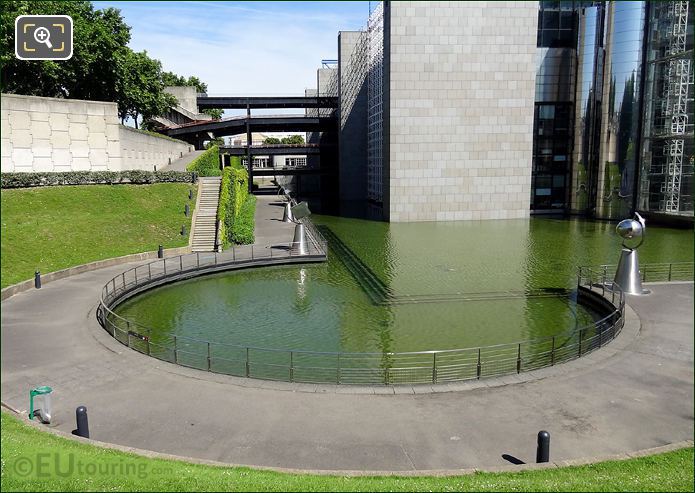 Cite des Sciences circular pond