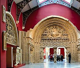 Arched sculpted doorway in Cite de l’Architecture et du Patrimoine