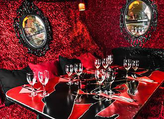 La Dame de Canton red table