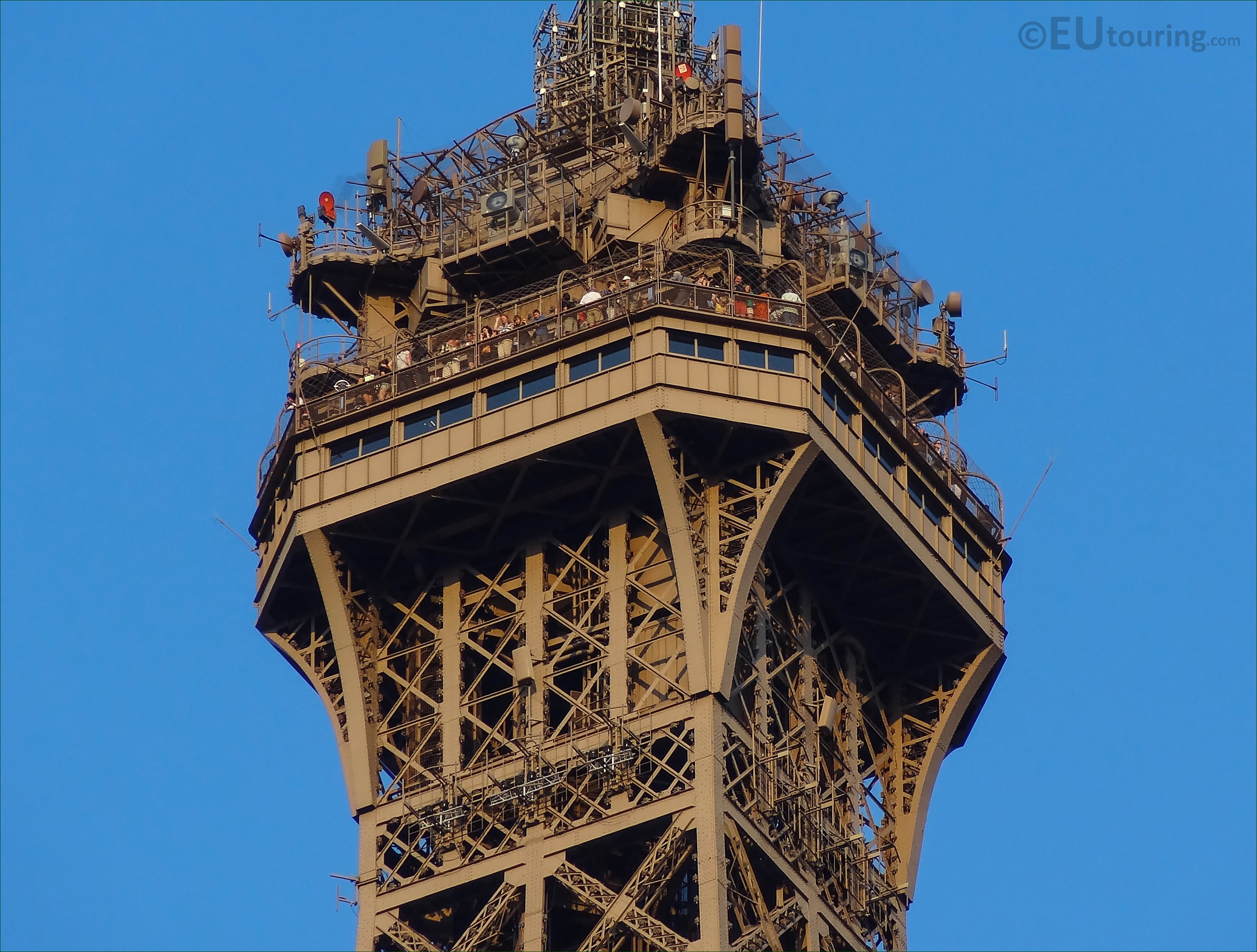 High definition photographs of the Eiffel Tower in Paris - Page 1