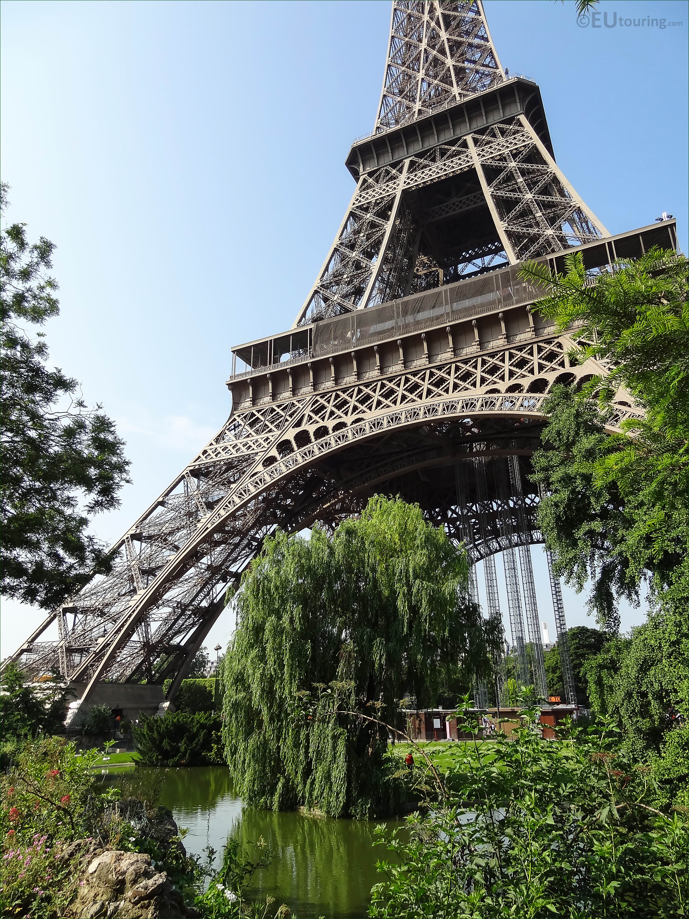 High definition photographs of the Eiffel Tower in Paris - Page 1