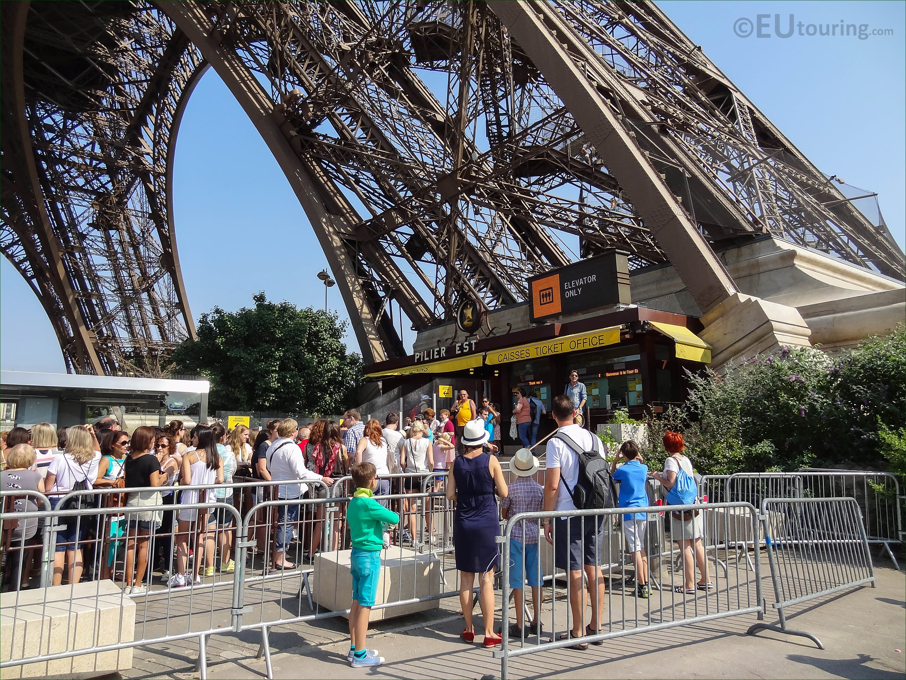 High definition photographs of the Eiffel Tower in Paris - Page 1